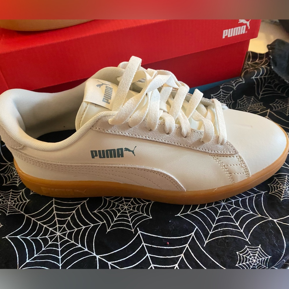 Puma Womens leather tennis shoes